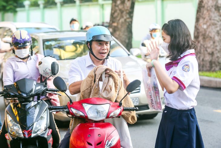 Phụ huynh dặn dò, động viên con trước khi vào phòng thi - Ảnh: PHƯƠNG QUYÊN