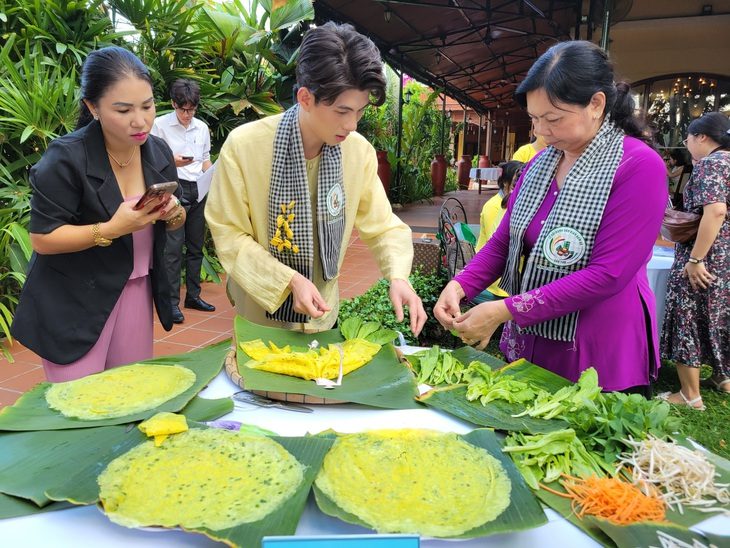 Bánh xèo được ban tổ chức giới thiệu tại buổi họp báo - Ảnh: CHÍ QUỐC