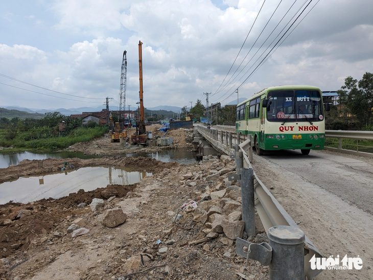 Tuyến quốc lộ 19 kết nối Quy Nhơn và Pleiku hiện nay nhiều đoạn đang được nâng cấp - Ảnh: TẤN LỰC