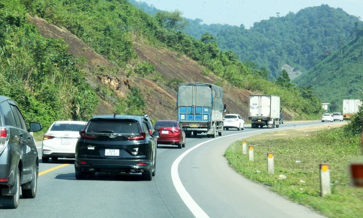 Nhiều xe coi nhẹ cảnh báo vượt ẩu, dù lưu lượng xe lưu thông những ngày Tết rất đông qua đoạn Hòa Liên - La Sơn - Ảnh: TRƯỜNG TRUNG