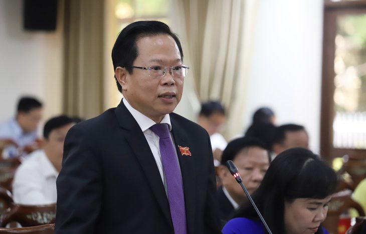 Ông Châu Việt Tha - giám đốc Sở Nội vụ  thành phố Cần Thơ - trả lời chất vấn của các đại biểu HĐND TP Cần Thơ chiều 7-12 - Ảnh: CHÍ QUỐC