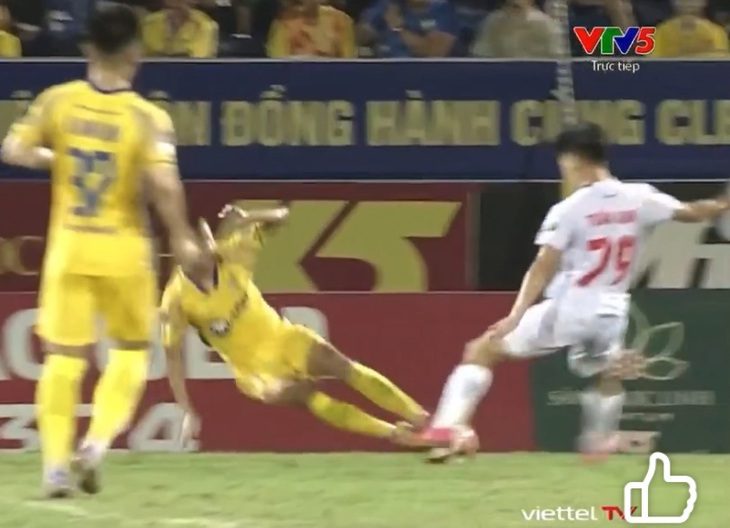 Cú phi người lao hai chân của Mai Sỹ Hoàng - Ảnh chụp màn hình
