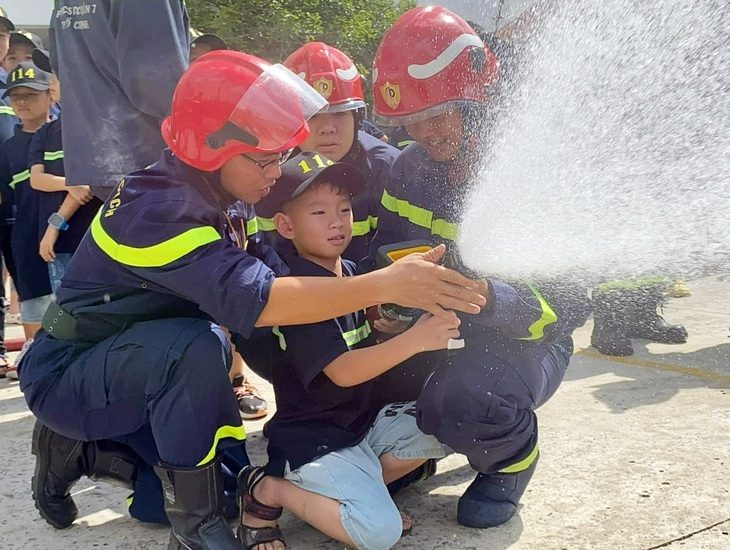 Phạm Hữu Phát được các chiến sĩ phòng cháy chữa cháy và cứu nạn cứu hộ hướng dẫn kỹ năng phòng chống cháy nổ trong chương trình “Một ngày làm lính cứu hỏa” - Ảnh: C.K.