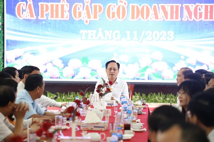 Chủ tịch UBND tỉnh Bạc Liêu Phạm Văn Thiều tại buổi "cà phê sáng" với doanh nghiệp vào sáng 6-11 - Ảnh: CHÍ QUỐC