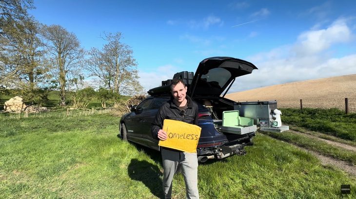 Biến Lamborghini Urus thành nhà di động: Lái cực thích, ở thì chật vật- Ảnh 1. Người đàn ông này đã bán nhà và mọi tài sản khác cách đây hơn một năm để sống trong Lamborghini Urus và đi vòng quanh thế giới - Ảnh cắt từ video, nguồn: Camperlini