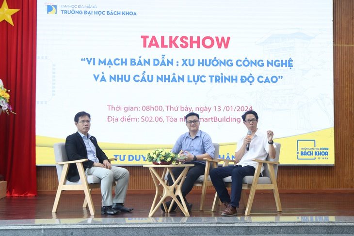 PGS.TS Nguyễn Hồng Hải - phó hiệu trưởng Trường Đại học Bách khoa, cùng 2 vị khách mời là anh Nguyễn Bảo Anh - giám đốc kỹ thuật Synopsys và TS Lê Quốc Huy - giảng viên bộ môn công nghệ kỹ thuật tiên tiến - Ảnh: THANH NGUYÊN
