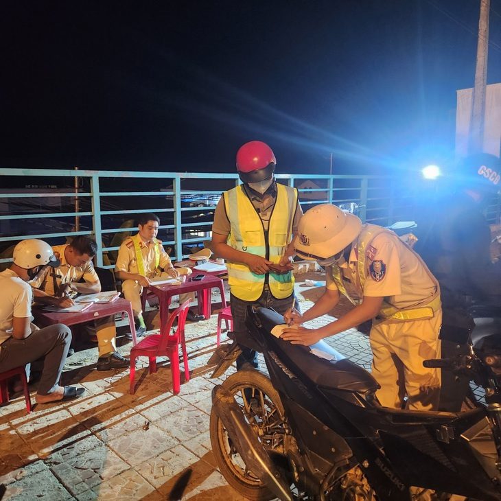 Tài xế dịch vụ chạy xe hộ L.C.Q. bị xử lý vì vi phạm nồng độ cồn - Ảnh: Phòng CSGT Công an tỉnh Kon Tum
