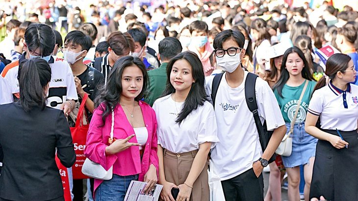 Ước tính có đến hơn 15.000 học sinh, phụ huynh tham dự Ngày hội tư vấn tuyển sinh - hướng nghiệp năm 2023 - Ảnh: DUYÊN PHAN