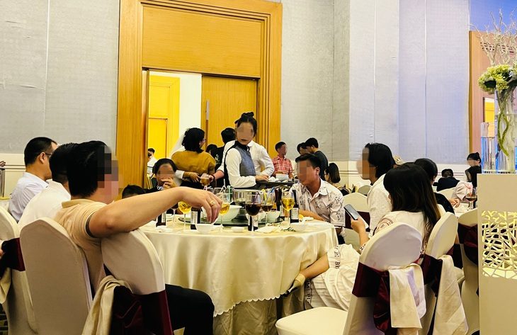 Một số bạn đọc cho rằng không nên chỉ trách mỗi khách mời, mà gia chủ cũng góp phần vào thói quen xài "giờ dây thun" trong đám cưới - Ảnh: QUÂN NAM