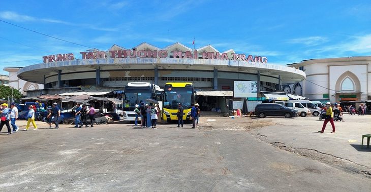 Chợ Đầm tròn Nha Trang đã đóng cửa toàn bộ, giam hàng hóa của hàng trăm tiểu thương bên trong kể từ ngày 1-6-2022 cho đến nay, khiến bà con phải khiếu kiện, kêu cứu kéo dài và chưa được giải quyết (ảnh chụp sáng 10-7-2023) - Ảnh: PHAN SÔNG NGÂN