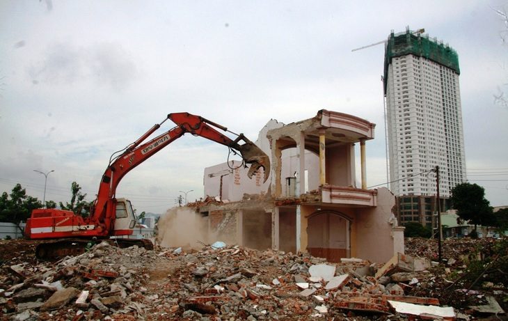 Cưỡng chế phá dỡ nhà dân, thu hồi đất giao cho Công ty CP Sông Đà Nha Trang thực hiện dự án Khu dân cư Cồn Tân Lập - Ảnh: PHAN SÔNG NGÂN