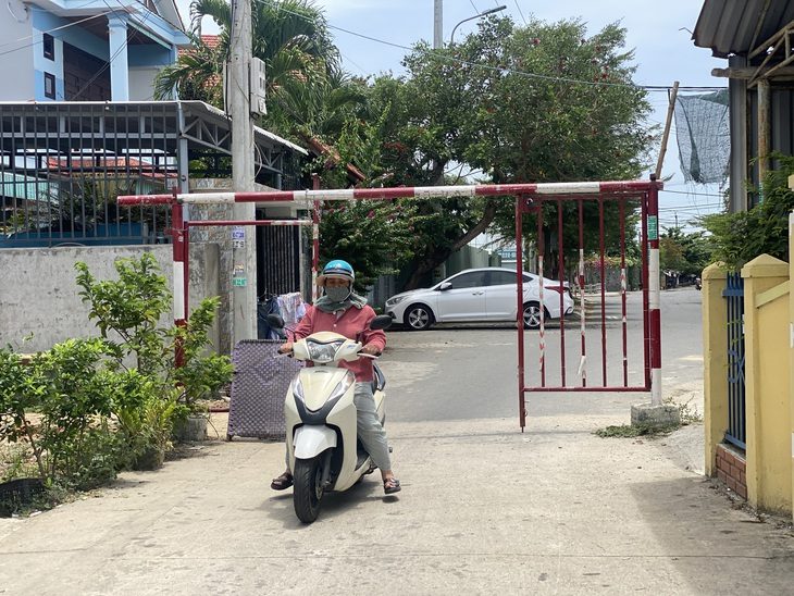 Xe né trạm thu phí vào đường nội bộ quá nhiều nên người dân dựng khung rào chắn - Ảnh: B.D.