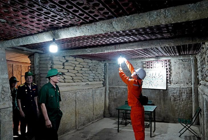 Nhân viên kiểm tra điện