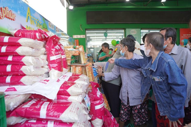 Nhiều bà con phấn khởi mua sắm ở