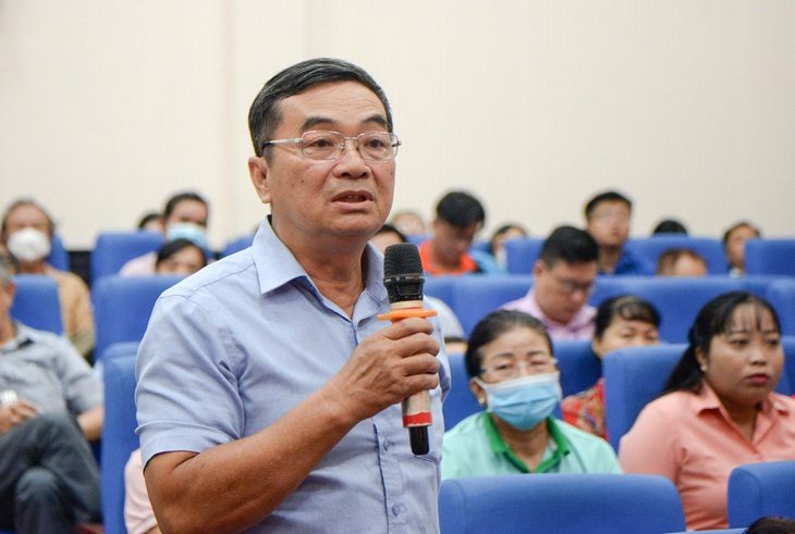 Cử tri Lê Minh Thắng (phường Trường Thạnh) nêu ý kiến về giá bồi thường dự án vành đai 3 - Ảnh: H.K