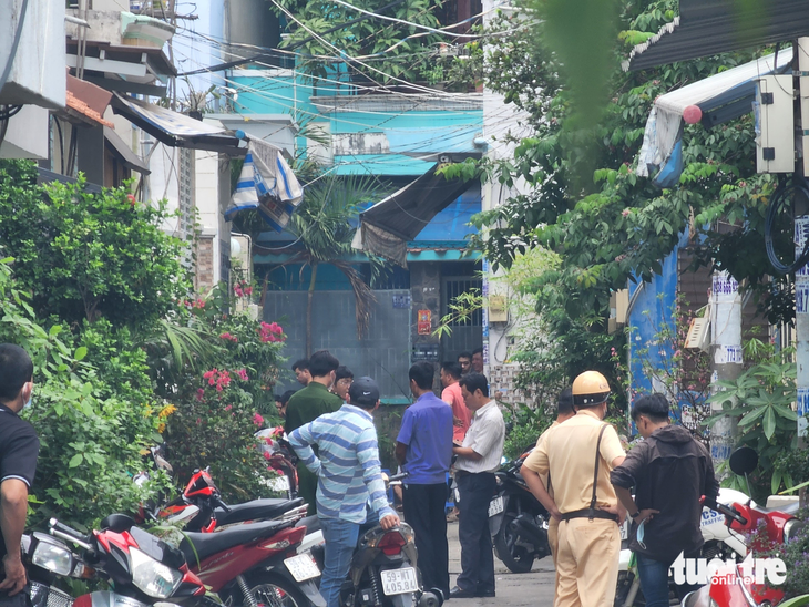 Công an TP.HCM phong tỏa con hẻm ở quận 6 để điều tra vụ cháu bé tử vong bất thường - Ảnh 1.
