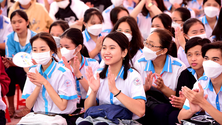 Thông tin về đăng ký xét tuyển luôn thu hút sự quan tâm của học sinh. Trong ảnh: học sinh Trường THPT Đầm Dơi, Cà Mau, hào hứng tham dự chương trình tư vấn tuyển sinh - hướng nghiệp của báo Tuổi Trẻ - Ảnh: DUYÊN PHAN
