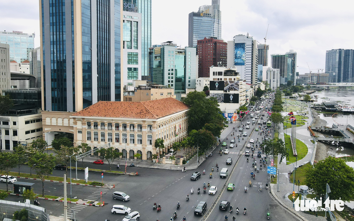 Che mát, làm đẹp cho bến Bạch Đằng, phố đi bộ Nguyễn Huệ - Ảnh 1.