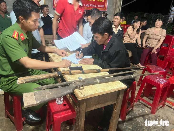 Nhiều súng săn được giao nộp trong chương trình "đổi gạo lấy vũ khí" diễn ra ở Đắk Lắk - Ảnh: M.P.