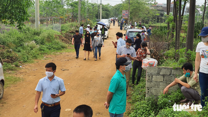 Tháng 3-2020, “chợ đất” mọc lên giữa cánh đồng thôn Đồng Táng (xã Đồng Trúc, huyện Thạch Thất, Hà Nội), ngay sau đó cơ quan chức năng phải giải tán “chợ đất” này - Ảnh: QUANG THẾ