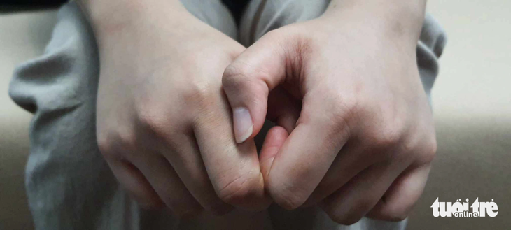 Cô gái đứng ra tố cáo hành vi này của bác sĩ C. mới chỉ 21 tuổi, chỉ còn có mẹ đang bị ung thư. "Bác sĩ C. đã lợi dụng chuyên môn, lợi dụng sự bức bách cần thuốc cứu mẹ để ép tôi vào đường cùng", K.T. nói - Ảnh: HƯƠNG THẢO