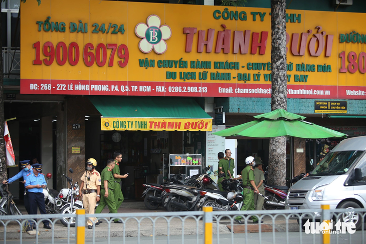 Đến 15h15 ngày 26-10, Công an vẫn có mặt tại trụ sở công ty Thành Bưởi ở quận 5, TP.HCM - Ảnh: MINH HÒA