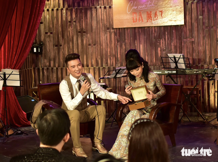 Đàm Vĩnh Hưng giới thiệu album đặc biệt là mô hình máy hát đĩa than thu nhỏ - Ảnh: T.T.D.