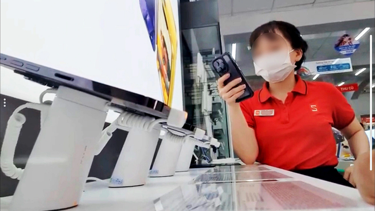 CellphoneS (quận 1, TP.HCM) sẵn sàng thỏa thuận với khách mức giá cuối giảm cả triệu đồng so với đối thủ - Ảnh: B.M.