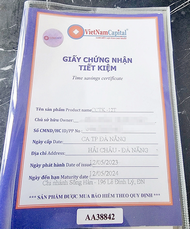 Sổ tiết kiệm công ty cấp cho khách hàng khi huy động tiền - Ảnh: TRƯỜNG TRUNG