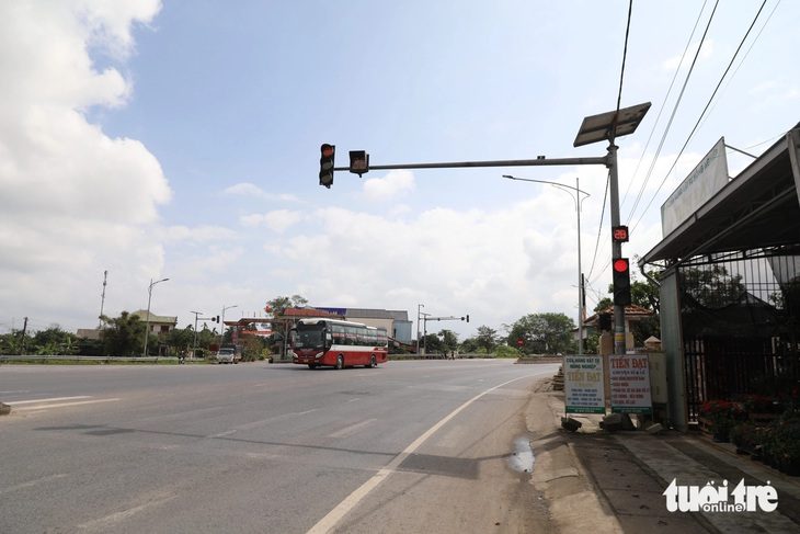 Cùng trên tuyến quốc lộ 1 nhưng làn bên này dừng đèn đỏ, làn bên kia lưu thông bình thường vì đèn bên đỏ, bên chỉ nháy vàng - Ảnh: HOÀNG TÁO