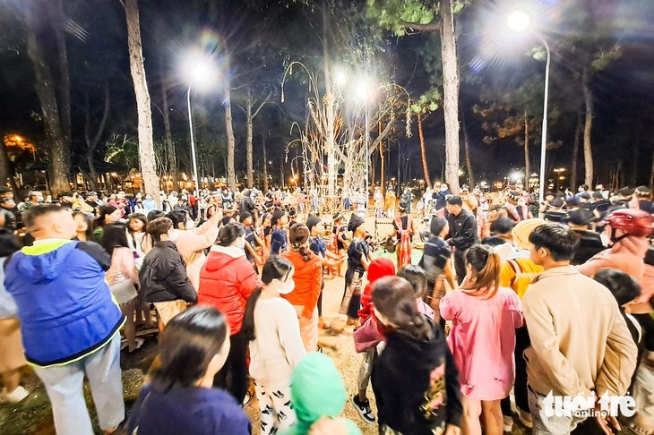 Hoạt động biểu diễn cồng chiêng hằng tuần thu hút rất đông người dân và du khách đến Pleiku - Ảnh: Q.T.