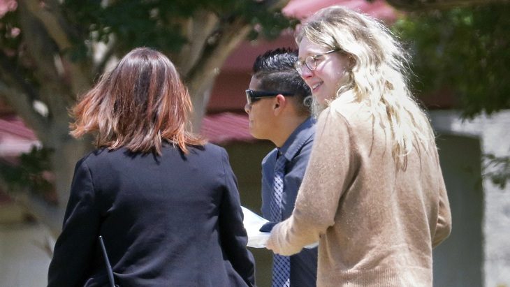 Bà Elizabeth Holmes được hai giám thị đưa vào nhà tù liên bang ở Bryan (bang Texas) vào ngày 30-5-2023 sau khi sinh thêm đứa con thứ hai - Ảnh: AP