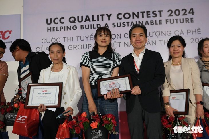 "Hoa hậu" cà phê arabica Việt Nam thuộc về hộ nông dân Trần Thị Huệ (xã Trạm Hành, TP Đà Lạt) - Ảnh: M.V