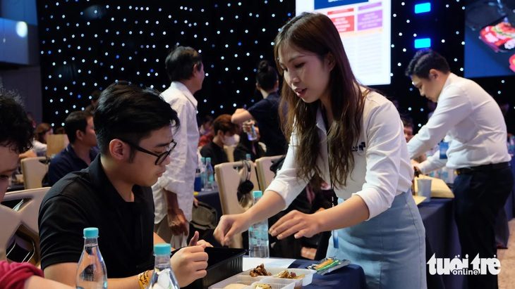 Cổ đông làm cơm tự chín và lẩu bắp bò riêu cua tự sôi tại khu vực vừa diễn ra đại hội. Tập đoàn Masan dự kiến đưa công ty chuyên về hàng tiêu dùng - Masan Consumer Holdings niêm yết trên sàn chứng khoán TP.HCM - Ảnh: BÔNG MAI
