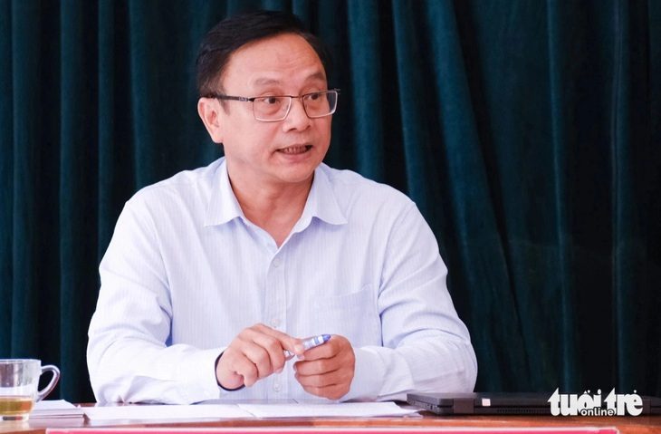 Ông Nguyễn Văn Long - phó giám đốc Sở Giáo dục và Đào tạo tỉnh Gia Lai - trao đổi về nội dung đề thi văn vào lớp 10 trường chuyên có sai sót - Ảnh: TẤN LỰC