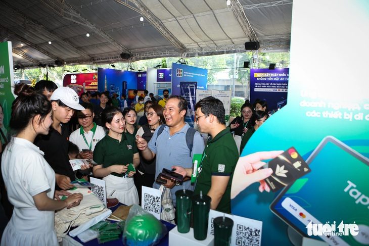 Đông đảo người dân đến trải nghiệm các dịch vụ tại không gian trải nghiệm của VPBank - Ảnh: PHƯƠNG QUYÊN