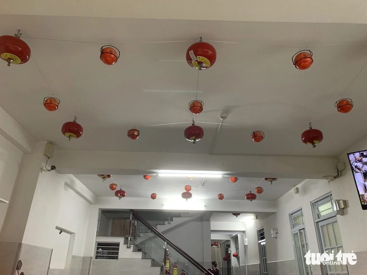 Khắp nơi trong nhà trọ là các vật dụng phòng cháy chữa cháy - Ảnh: HIỀN ANH