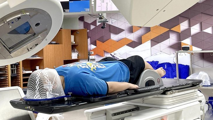 Bệnh nhân 13 tuổi mắc K não đang được xạ trị tại Bệnh viện Ung bướu TP.HCM cơ sở 2 - Ảnh: DIỆU QUÍ