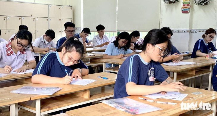 Thí sinh dự thi tốt nghiệp THPT năm 2024 tại TP.HCM. Những thí sinh đã đăng ký miễn bài thi môn ngoại ngữ không cần phải thi môn này - Ảnh: TRẦN HUỲNH
