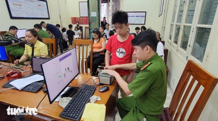 Nhiều người dân đến làm thủ tục cấp căn cước - Ảnh: ANH TẤN