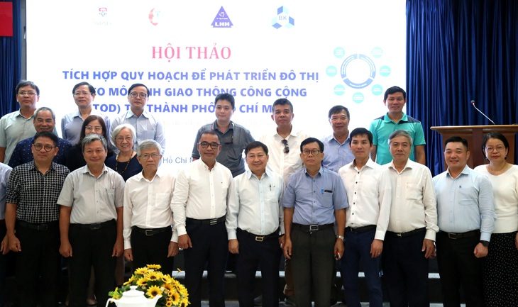 Các đại biểu chụp hình lưu niệm tại hội thảo - Ảnh: THẢO LÊ