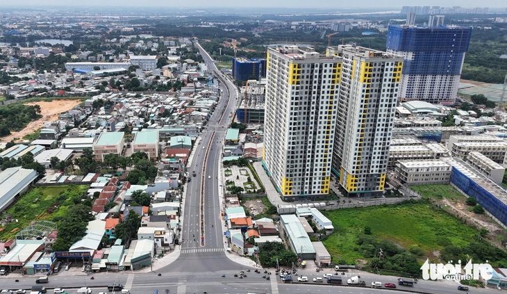 Đường Thống Nhất được ví là “tuyến đường đẹp nhất thành phố Dĩ An” đã được mở rộng lên 6 làn xe, kết nối quốc lộ 1K và xa lộ Hà Nội, bến xe Miền Đông mới - Ảnh: CHÂU TUẤN