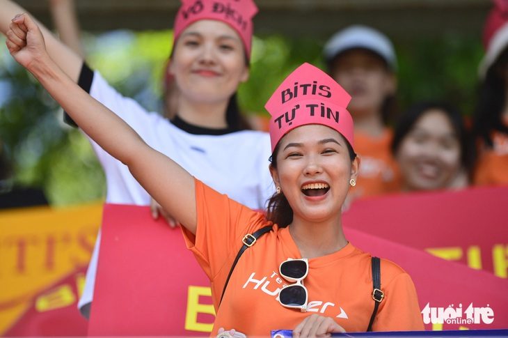 Sắc màu bóng đá công nhân, viên chức trên khán đài - Ảnh 1.