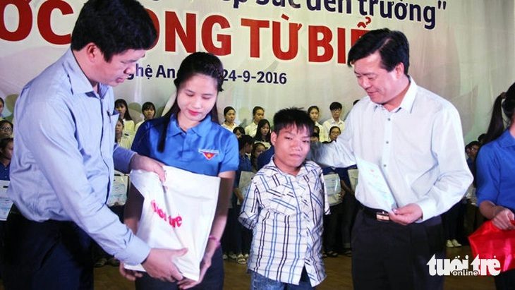 base64-17279187867962103861461 Chàng 'chim cánh cụt' vững bước vào đời - Ảnh 1.