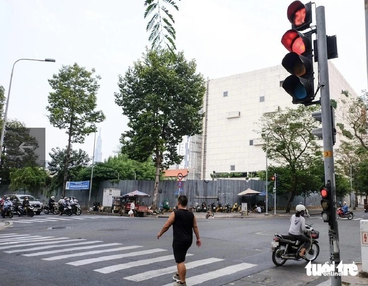 Cho rẽ phải khi đèn đỏ: Đánh giá kỹ, tránh nguy hiểm cho người đi bộ - Ảnh 1.