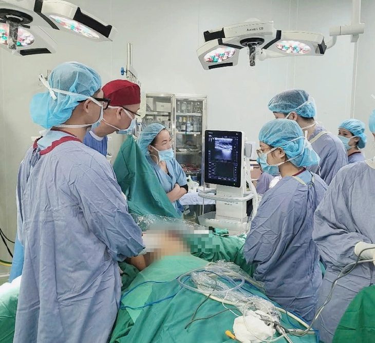 Cô gái 19 tuổi suýt phải cắt bỏ ngực vì nâng ngực không cần phẫu tuật - Ảnh 1.