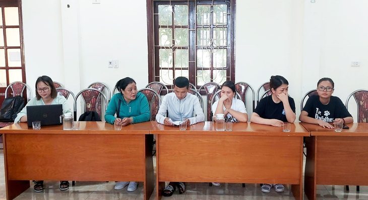 Bà Đinh Thị Út (thứ 2 từ trái sang) cùng các thành viên trong nhóm "bông hồng đen" tại buổi làm việc với UBND phường Hải Sơn liên quan việc cho tiền để lấy mẫu máu của học sinh xét nghiệm - Ảnh: Tuyên giáo quận Đồ Sơn