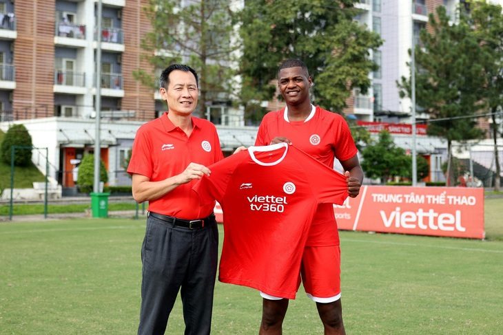 Tiền đạo Bruno Cantanhede tái ký hợp đồng có thời hạn 2 năm với CLB Viettel - Ảnh: VIETTEL FC