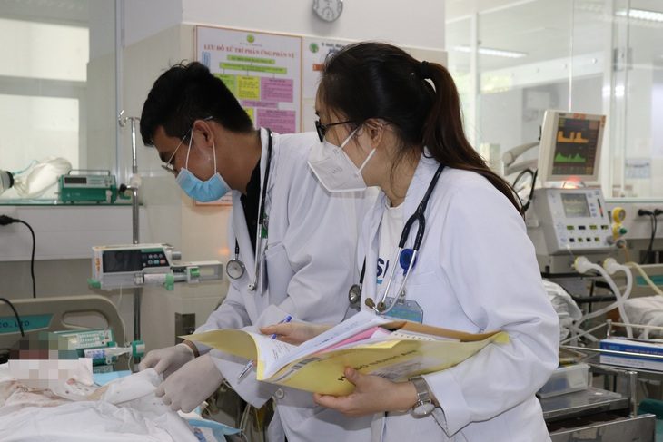 Bác sĩ khoa cấp cứu, Bệnh viện Nhi đồng 2 thăm vết thương cho bệnh nhi trong tai nạn tự chế tạo pháo nổ - Ảnh: BVCC
