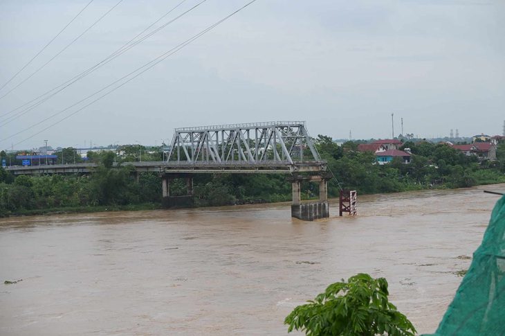 KHẨN: Công an tìm người bị nạn, tung tích, thông tin nạn nhân ở vụ sập cầu Phong Châu, Phú Thọ - Ảnh 1.